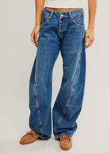 Load image into Gallery viewer, Fable Low-Rise Twisted Seam Jean in Heartsong