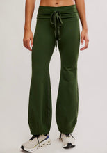Load image into Gallery viewer, Quick Step Bubble Pant in Ivy

