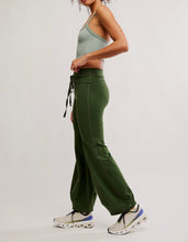 Load image into Gallery viewer, Quick Step Bubble Pant in Ivy
