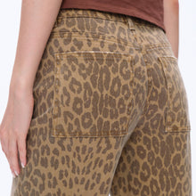 Load image into Gallery viewer, Mid Rise Leopard Print Straight Pant
