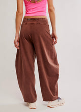 Load image into Gallery viewer, Hot Shot Easy Pant in Cocoa

