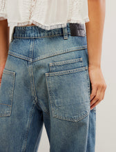 Load image into Gallery viewer, Minimalist Moxie Barrel Jean in High Hopes
