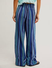 Load image into Gallery viewer, Day’s End Linen Striped Pull-On Pant in Navy Combo
