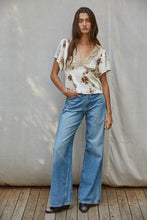 Load image into Gallery viewer, Woven Satin Floral Print Top in Cream
