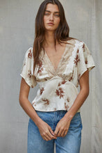 Load image into Gallery viewer, Woven Satin Floral Print Top in Cream
