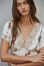 Load image into Gallery viewer, Woven Satin Floral Print Top in Cream
