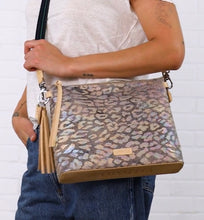 Load image into Gallery viewer, Iris Downtown Crossbody
